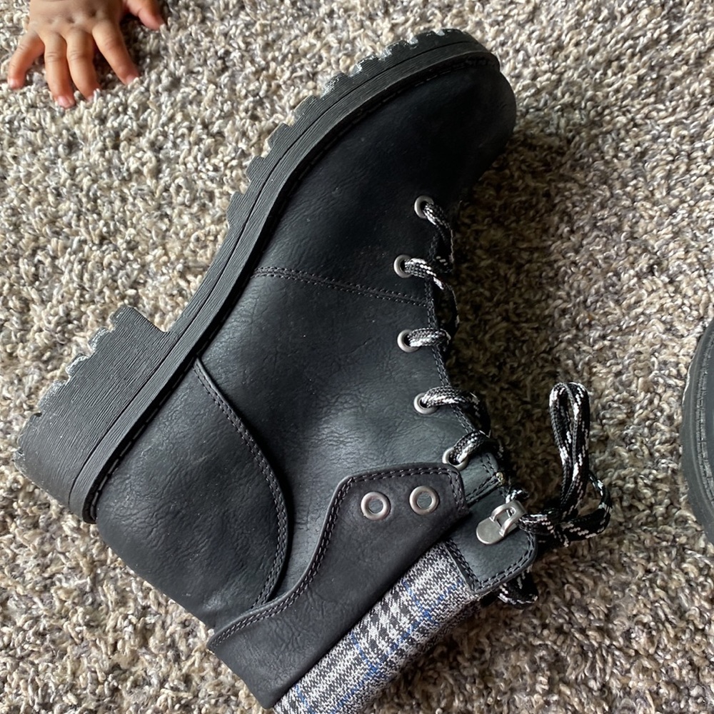 Black Low Cut Boots, Size 9 - Picture 2 of 8